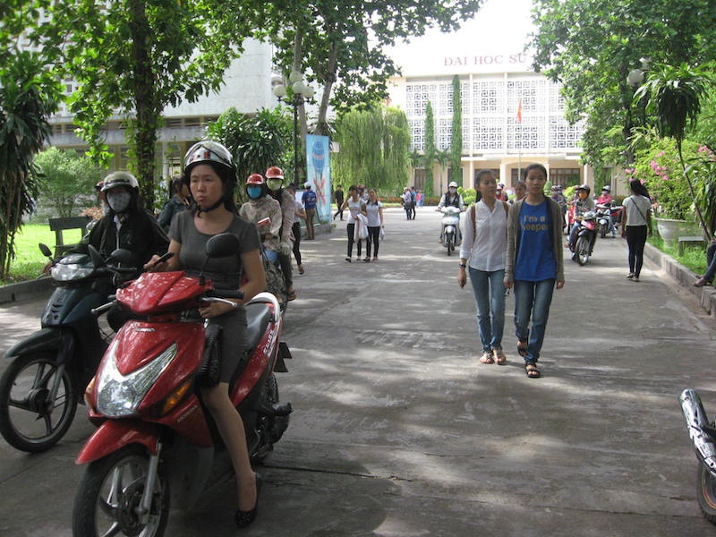 Di muon, hai thi sinh bi dua ra khoi phong thi hinh anh