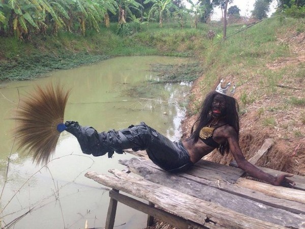 Một hình ảnh tinh nghịch thái quá của 1 cư dân mạng.