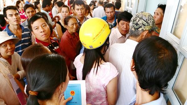 Phụ huynh chen lấn đăng ký cho con học mầm non tại Trường mầm non Hiệp Bình Chánh 4, Q.Thủ Đức, TP.HCM sáng 11/7.