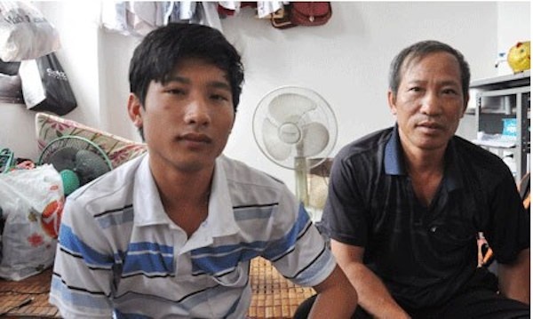Thủ khoa Nguyễn Hữu Tiến và người cha Nguyễn Hữu Định trong căn phòng trọ dành cho 5 người mới thuê trên phố Chùa Bộc.