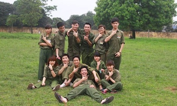 Thủ khoa Bùi Chí Hướng (hàng đứng, ngoài cùng bên phải) tinh nghịch bên các bạn sau giờ học quân sự.