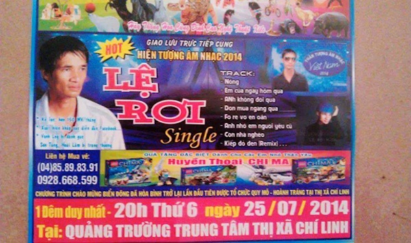 Tấm quảng cáo về chương trình xiếc thú có hình ảnh Lệ Rơi.