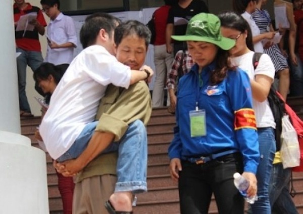 Thi sinh duoc bo be vao phong thi do dai hoc voi 21 diem hinh anh