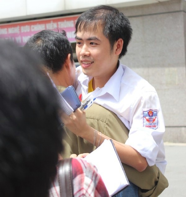 Nụ cười của Lê Xuân Bách khi hoàn thành xong môn thi.