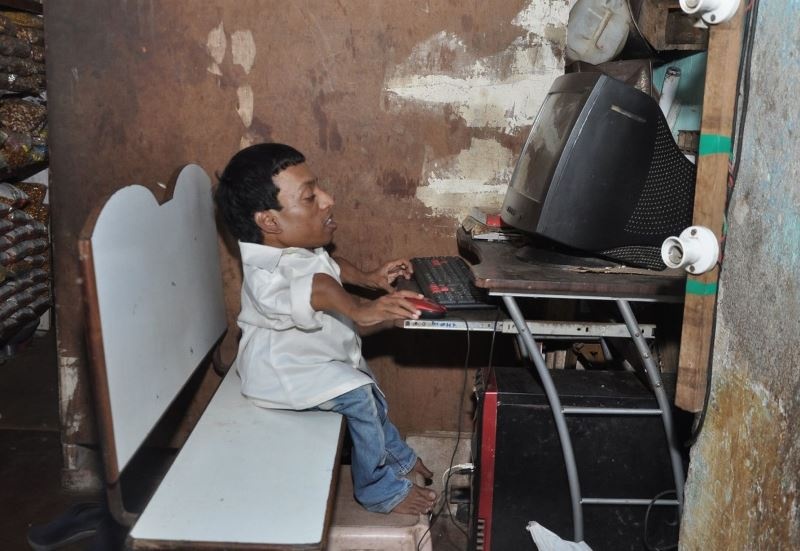 Arif là chàng trai không may mắn từ khi mới sinh. Dù đã ở độ tuổi trưởng thành nhưng anh chỉ cao chưa đầy 1 m. Với thân hình bé nhỏ, hoạt động hàng ngày của chàng lùn khá khó khăn. Mặc cảm về bản thân, anh chưa từng nghĩ đến việc sẽ có người yêu thương và nguyện ở bên mình suốt đời, cùng nhau xây dựng tổ ấm.