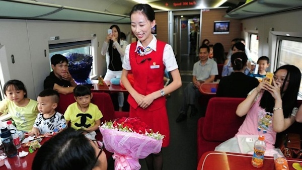 Màn cầu hôn lãng mạn của chàng trai với cô gái nhân viên tàu lửa.