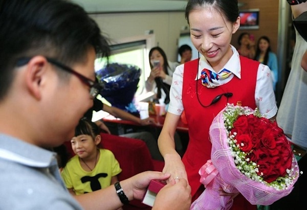 Chiếc nhẫn cầu hôn được trao vào tay Hiểu Lị sau 1000 ngày yêu nhau.