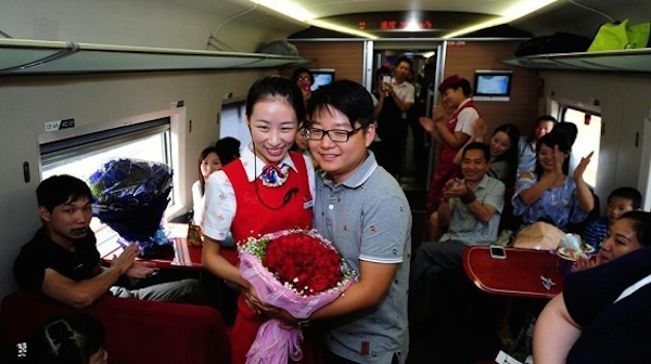 Màn câu hôn này được nhiều hành khách ghi lại, mọi người đồng gửi lời chúc hạnh phúc đến cặp đôi này.