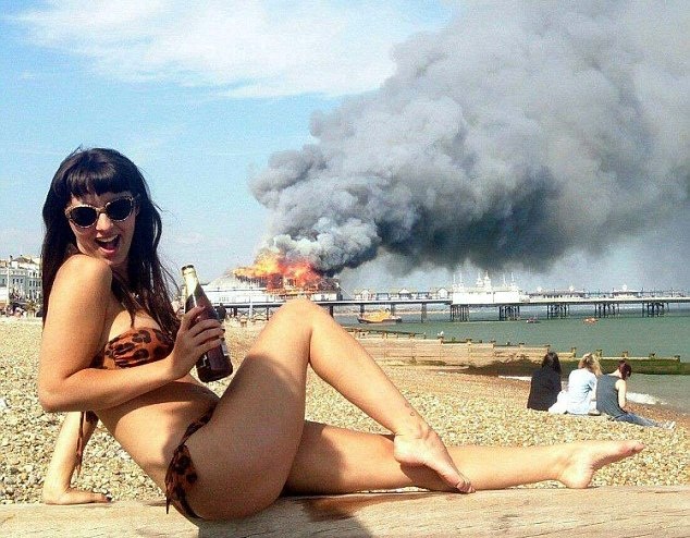 Nu sinh than nhien tao dang chup anh truoc dam chay hinh anh