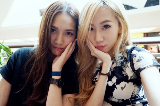 Gioi tre ro mot chup anh dau rang tao mat V-line hinh anh