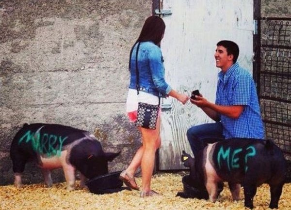 Dan mang the gioi xon xao anh chang trai nho lon cau hon hinh anh