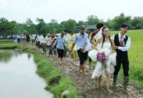 Hình ảnh gian khổ mà vẫn lạc quan của một cặp đôi khác.