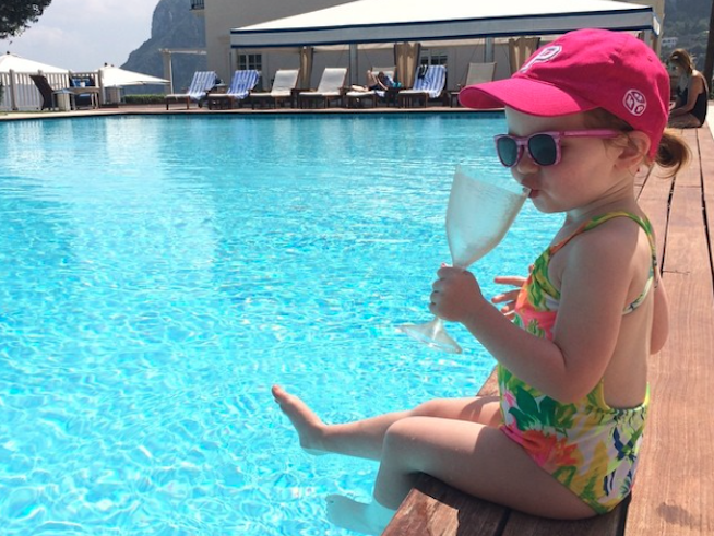 Cuoc song xa hoa cua nhoc ty 2 tuoi khien dan mang ghen ty hinh anh