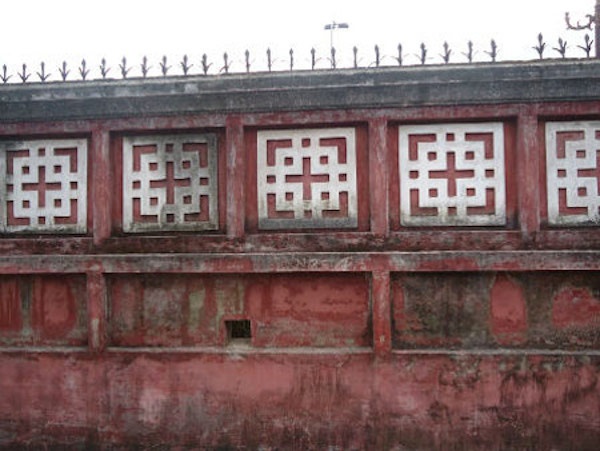 Bức tường nơi hằng năm, đến mùa thi ông Minh đều ghi lại dòng chữ N254 để tưởng nhớ đến mối tình đầu.