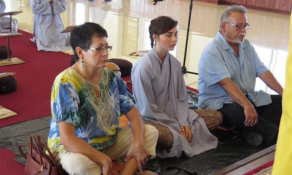 Thieu nu My 17 tuoi quy y tai chua Viet Nam hinh anh