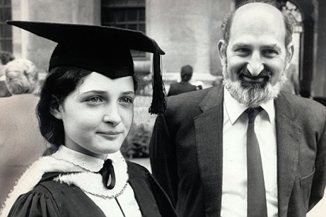 Học ở nhà do chính cha cô, Ruth Lawrence đóng gói A ở môn toán A-level tại chín và đã được chấp nhận tại Oxford ở tuổi 11, đã đi đầu tiên trong số 530 ứng cử viên tại các kỳ thi tuyển sinh. Cô còn lại trong năm 1985 với một lớp học đầu tiên   mức độ sau đó đã đi đến Đại học Harvard, phát triển một 