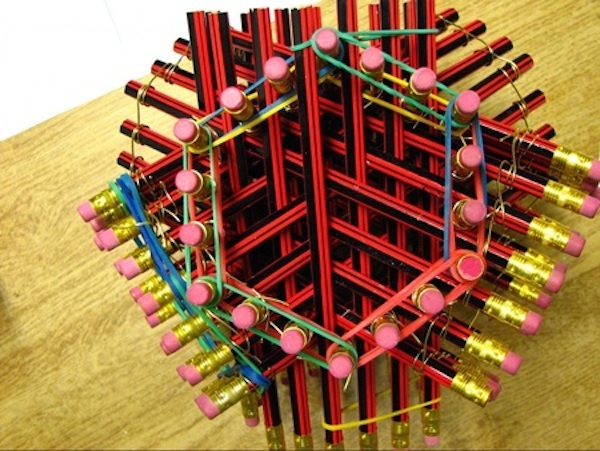 “Nếu bạn có một hộp bút chì, ngoại trừ những cách sử dụng truyền thống, hãy liệt kê ra 10 việc bạn có thể làm với chúng?”