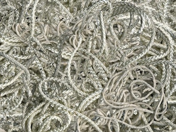 “Bạn có một chiếc túi gồm “n” sợi dây. Bạn ngẫu nhiên kéo đầu một sợi dây ra. Bạn làm tương tự với đầu một sợi dây khác rồi buộc hai đầu này lại với nhau. Lặp lại hành động này cho đến khi không còn đầu một sợi dây nào trong túi. Hỏi khi đó bạn đã buộc được bao nhiêu vòng dây?”