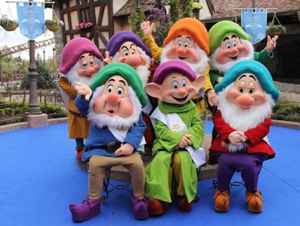 “Một người khổng lồ xếp 10 chú lùn thành một hàng từ thấp đến cao. Mỗi chú lùn sẽ có thể nhìn thấy tất cả những chú lùn khác thấp hơn đứng trước mình nhưng không thể nhìn thấy những chú lùn đứng đằng sau. Người khổng lồ đội cho các chú lùn những chiếc mũ đen và trắng một cách ngẫu nhiên và các chú lùn sẽ không biết chiếc mũ của mình có màu gì. Người khổng lồ nói rằng mình sẽ hỏi mỗi chú lùn, bắt đầu từ người cao nhất, về màu mũ mình đang đội. Nếu trả lời sai, chú lùn sẽ bị giết. Mỗi chú lùn sẽ có thể nghe các câu trả lời trước đó, tuy nhiên họ không biết chú lùn trả lời trước có bị giết hay không. Các chú lùn có thể bàn bạc với nhau trước khi những chiếc mũ được phát ra. Hãy gợi ý cho các chú lùn một chiến lược để ít chú lùn bị giết nhất? Và con số tối thiểu các chú lùn bị giết sẽ là bao nhiêu?