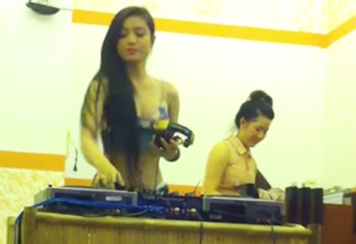 Clip nu DJ choi nhac san o quan tra chanh hinh anh