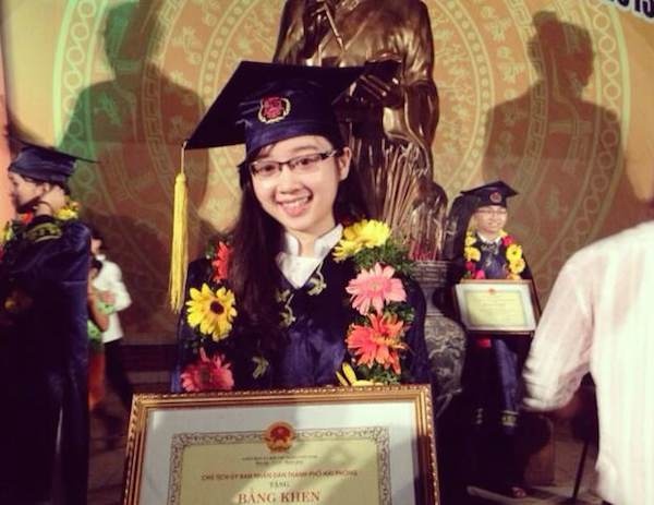 Trà My tại Lễ biểu dương học sinh sinh viên xuất sắc năm 2013.