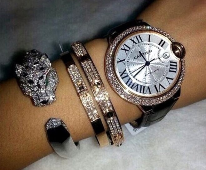 Theo Daily Mail, bên cạnh những bức ảnh được chỉnh sửa Photoshop để trông xinh đẹp hơn, giới trẻ hiện còn thích thú với kiểu chia sẻ ảnh lên trang cá nhân với mục đích khoe mẽ sự giàu có. Trong đó, có khá nhiều cách để chứng minh mình 