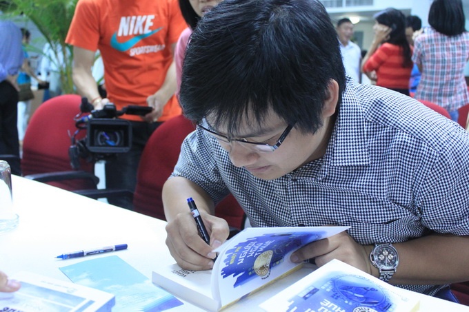 Nhật Phi ký tặng cho độc giả ngay sau khi nhận giải.