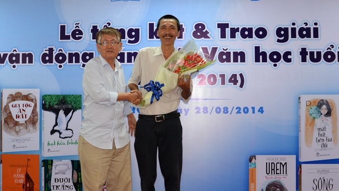 Nhà văn Lê VănThảo trao giải nhì cho tác giả Nguyễn Ngọc Thuần.