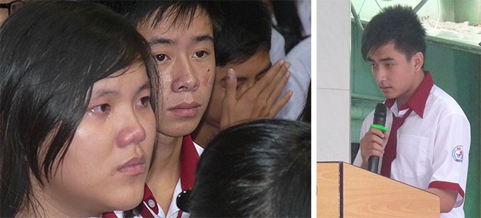 Nhiều học sinh không cầm được nước mắt khi nghe Nguyễn Minh Tú (ảnh phải) đọc bài cảm nhận của mình tại lễ khai giảng.