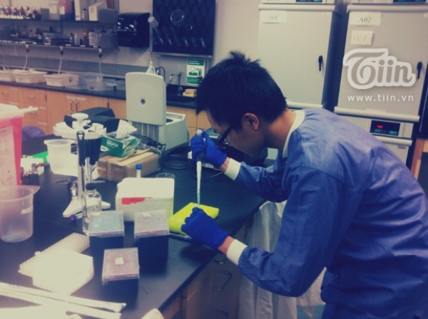 Hùng Lâm tại phòng thí nghiệm của trường.