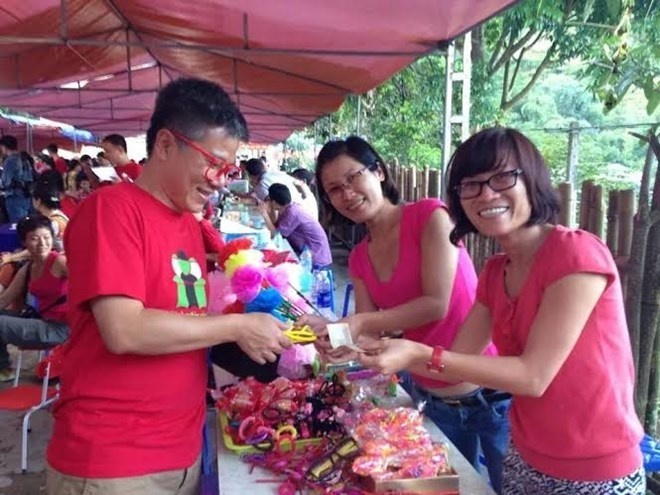 GS Ngo Bao Chau don trang voi tre em Hoang Su Phi hinh anh