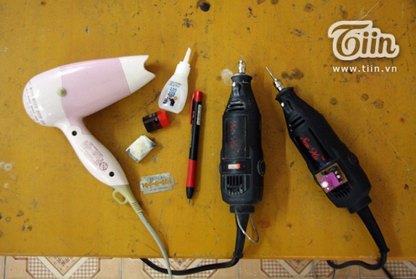 Các dụng cụ cần thiết để tạo ra 1 sản phẩm trứng khắc nghệ thuật.