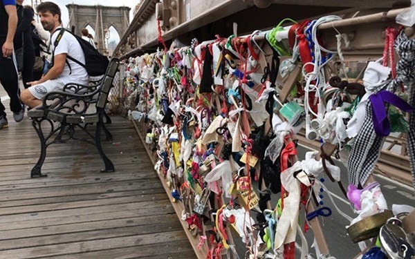 Ro mot treo ao nguc, bao cao su lam khoa tinh yeu hinh anh