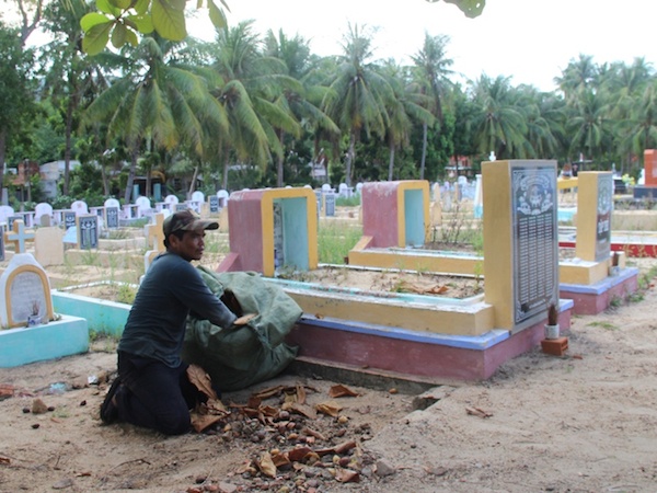Anh Đinh Zích với công việc chăm sóc nghĩa trang mỗi ngày.