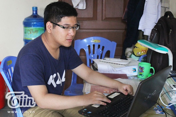 1 năm trượt ĐH, Bình không hề tới các trung tâm ôn luyện mà dành nhiều thời gian làm các bài thi trực tuyến.