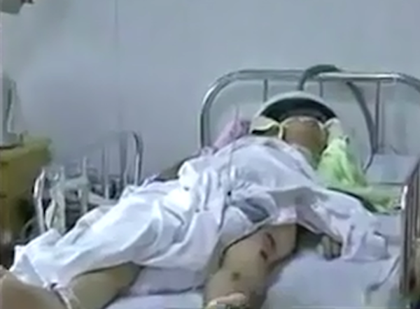 Quay len nu sinh vien tam, giang vien bi danh trong thuong hinh anh