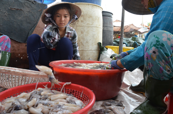 Hảo xẻ mực thuê ở cảng cá Vàm Láng.