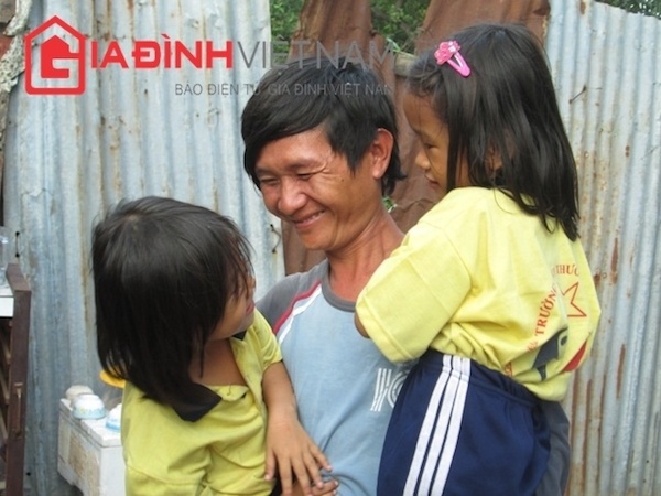 Nụ cười đã tái hiện khi ba cha con anh Tuấn có chỗ ở mới.