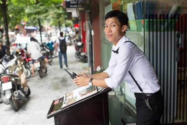 Vẻ mặt trầm ngâm của một nhân viên nhà hàng ở Hà Nội.