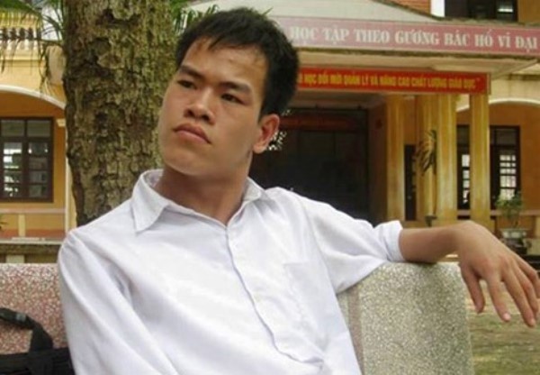 Liet giuong 9 nam, thi dau 2 truong dai hoc hinh anh