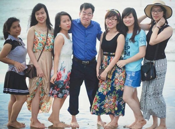 Thuận (giữa) luôn hòa đồng với bạn bè.