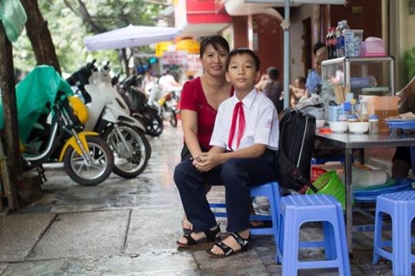 “- Nỗi buồn lớn nhất của anh là gì?  - Cô đơn.  - Khi nào anh cảm thấy cô đơn nhất?  - Vào những tối cuối tuần ở trường đại học, đôi khi tôi ngồi một mình trong góc phòng kí túc xá chỉ với một chút ánh sáng, trong khi tất cả bạn của tôi đều ra ngoài.  - Tại sao bạn không đi cùng họ?  - Điều đó khó nói lắm”.  Những lời nhận xét đầy yêu thương về người mẹ của một câu bé.