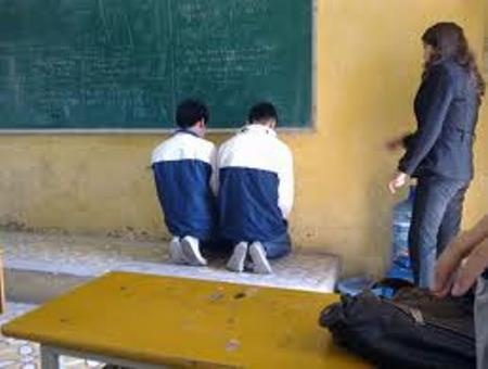 Phu huynh uc che vi con bi phat hinh anh