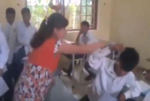 Nu sinh chi mat, quat co giao mang bau hinh anh