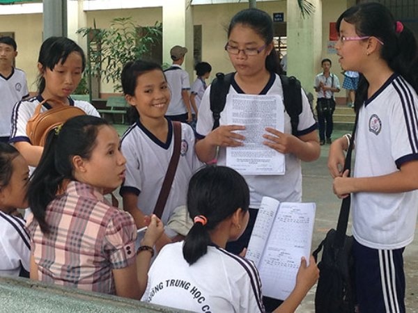 Cô và trò Trường THCS Hưng Long trao đổi trong giờ nghỉ giải lao.
