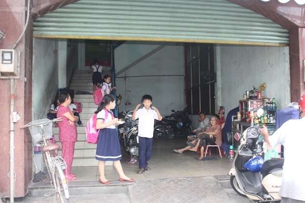 Tầng trệt của trường Lý Thái Tổ là một quán cà phê.