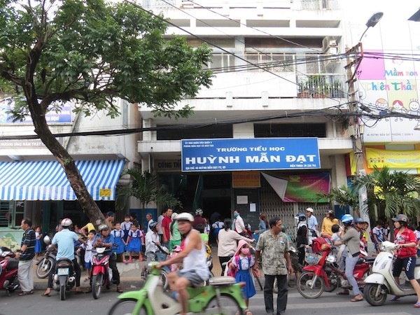 Trường tiểu học Huỳnh Mẫn Đạt, học sinh phải chào cờ trên sân thượng.