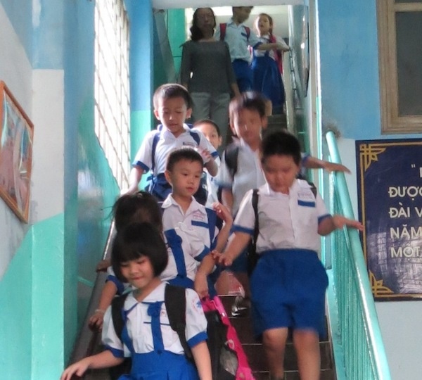 Cầu thang hẹp, học sinh các lớp phải xếp hàng lần lượt xuống mỗi khi tan học.
