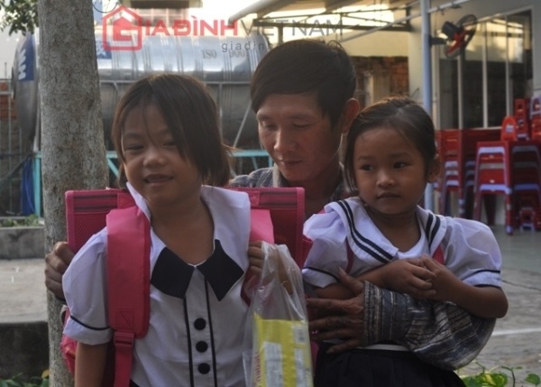 Ba cha con anh Tuấn hồi hộp chờ đợi.