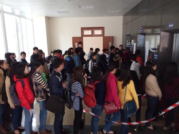 Sinh viên trường ĐH Luật xếp hàng nghiêm túc trước thang máy.
